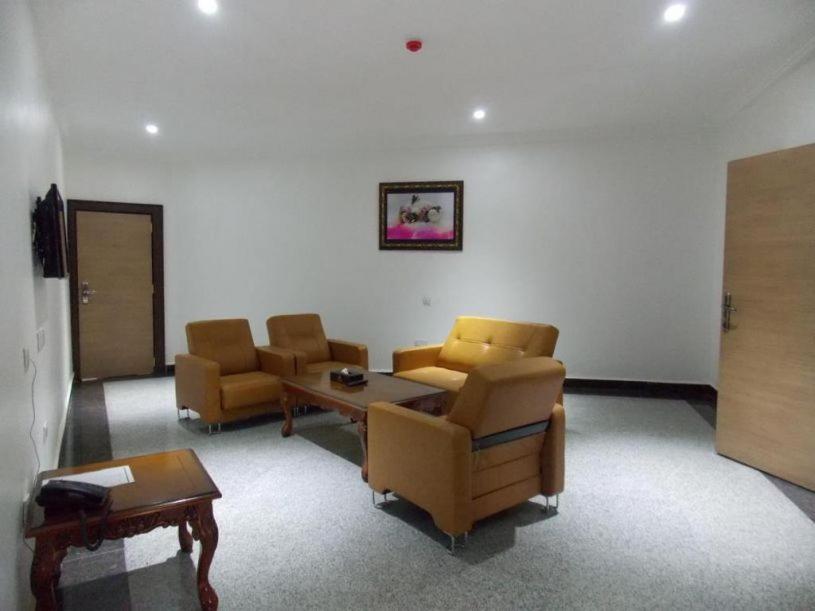 Immaculate Royal Int'L Hotel Оверри Экстерьер фото