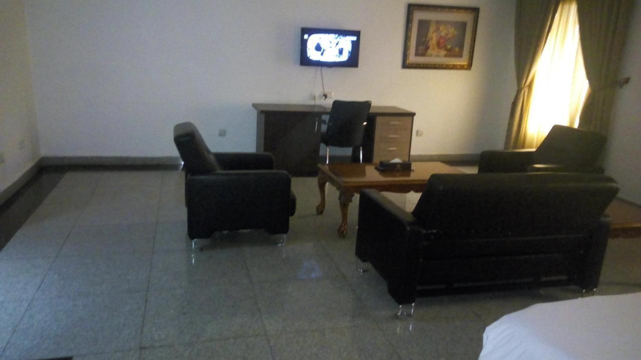 Immaculate Royal Int'L Hotel Оверри Экстерьер фото