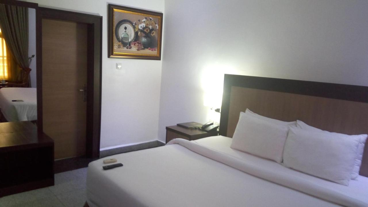Immaculate Royal Int'L Hotel Оверри Экстерьер фото